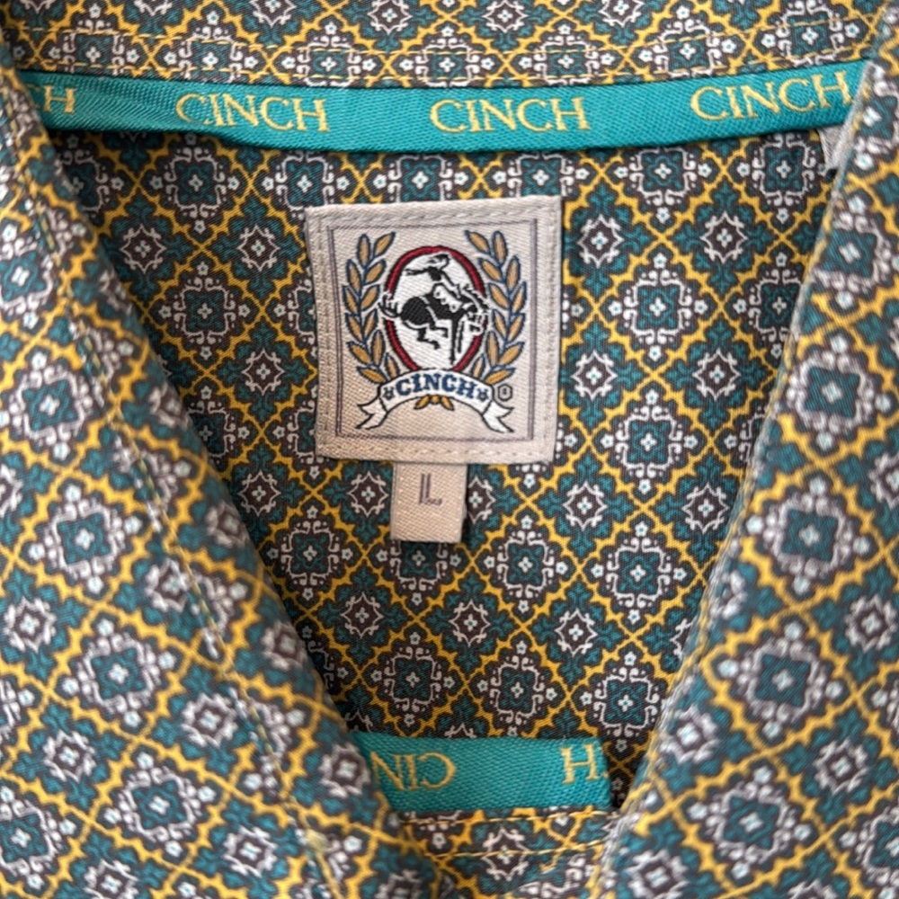 Cinch Men’s Geo Print Short Sleeve Button-Down Shirt.